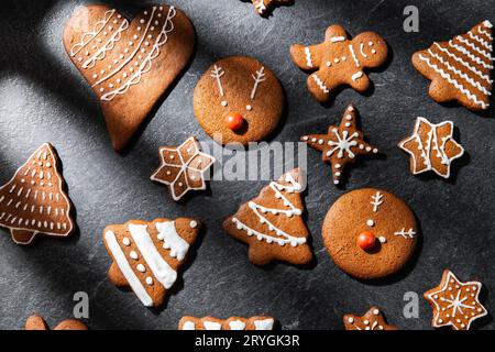 gros plan de pain d'épice glacé sur le dessus de table noir Banque D'Images