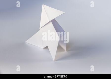 Papier de poule origami isolé sur un fond blanc Banque D'Images