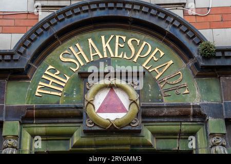 Regardant vers le haut le Shakespeare - un pub fermé avec une façade remarquable de tuiles Kitching et Lee, sur Linthorpe Road, Middlesbrough, Royaume-Uni Banque D'Images