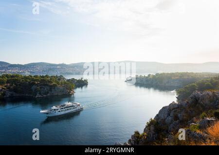 La vue fascinante du canal St Anthony à Sibenik, en Croatie, avec un paysage urbain en arrière-plan Banque D'Images