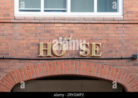 Il manque des lettres à un panneau sur un bâtiment. Zone de course dans le centre-ville de Middlesbrough, Royaume-Uni. Notion de nécessité de régénération. Banque D'Images