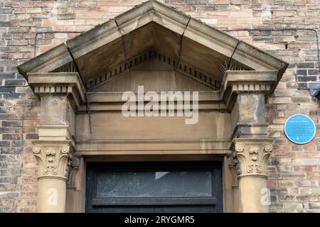 Fronton triangulaire au-dessus d'une entrée sur Queen's Terrace, une rue d'importance historique pour la ville. Banque D'Images