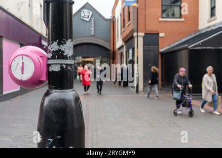 Bac monté sur poteau de lampe en goutte d'eau rose. pour l'élimination des chewing-gums et bubble-gum usagés. Banque D'Images