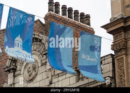 Middlesbrough, Royaume-Uni. 27 septembre 2023. Regardant vers le haut le Shakespeare - un pub fermé avec façade notable sur Linthorpe Road, avec des drapeaux. Banque D'Images