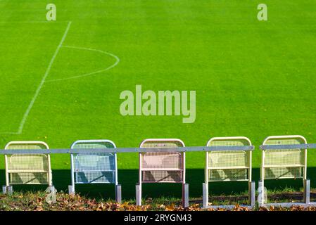 Sur le banc de touche d'un terrain de football Banque D'Images