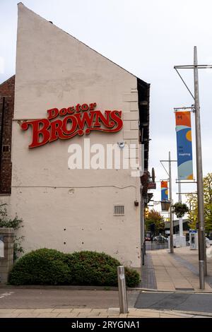 Façade du pub fermé Doctor Browns dans la ville de Middlesbrough, Royaume-Uni Banque D'Images
