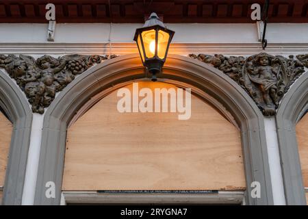 Façade du pub fermé Doctor Browns dans la ville de Middlesbrough, Royaume-Uni Banque D'Images