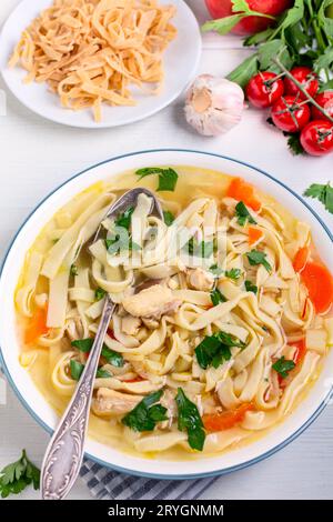 Soupe de poulet aux nouilles maison. Banque D'Images