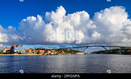 Vue sur le pont de la Reine Juliana à Willemstad Banque D'Images