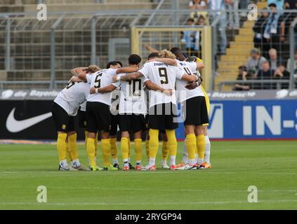 München, Deutschland 30. Septembre 2023 : Fussball, Herren, 3.Liga, saison 2023/2024, TSV 1860 München - SC Verl, Grünwalder Stadion Die Mannschaft des TSV 1860 München zusammen im Kreis vor dem Spiel, gemeinsam les règlements DFB interdisent toute utilisation de photographies comme séquences d'images et/ou quasi-vidéo Banque D'Images