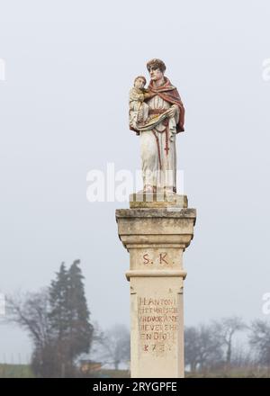 Statue avec saint tenant bébé jésus sur un waycross dans le Burgenland Banque D'Images