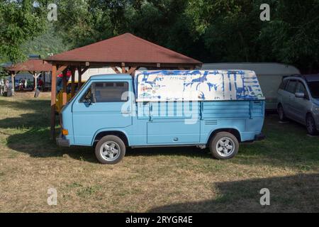 Nova Bana, Slovaquie - 15 juillet 2022 : minibus rétro Volkswagen transporter T3 lors d'un rallye de véhicules d'époque. Bleu Volkswagen Banque D'Images