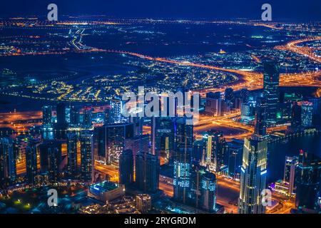 Vue nocturne de Dubaï vue depuis le pont d'observation de Burj Khalifa Banque D'Images