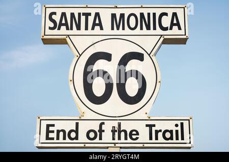 Panneau route 66, fin du Trail à Santa Monica, Los Angeles, États-Unis. Banque D'Images