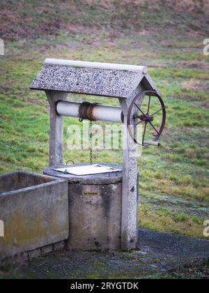 Vieux puits dans un vignoble du Burgenland Banque D'Images