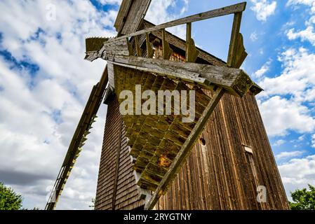 Une vue d'un magnifique moulin à vent en Thuringe Allemagne Banque D'Images