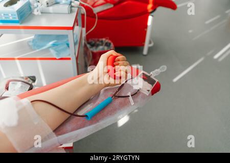 Jeune femme faisant don de sang à l'hôpital. Don de sang. Banque D'Images