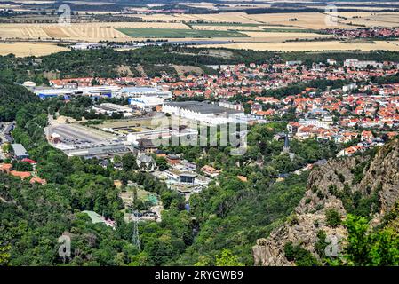 Une vue de Thale depuis la Hexentanzplatz dans les montagnes du Harz Banque D'Images