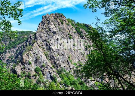 Une vue depuis les rochers dans la vallée de Bode dans les montagnes du Harz Banque D'Images
