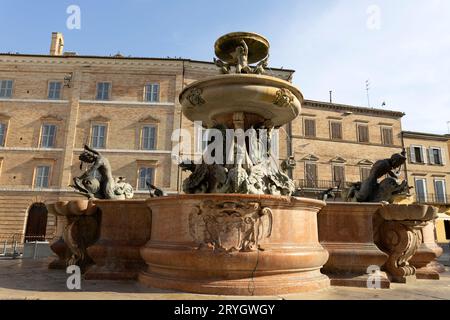 LORETO, ITALIE, 5 JUILLET 2022 - statues de bronze dans la Fontana Maggiore à Loreto, Italie Banque D'Images