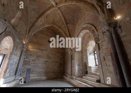 ANDRIA, ITALIE, JUILLET 8. 2022 - intérieur de Castel del Monte, construit dans une forme octogonale par Frédéric II au 13e siècle dans les Pouilles, province d'Andria, P Banque D'Images