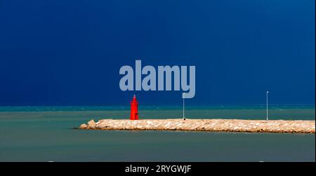 La jetée de Trani avec le phare rouge, province de Barletta-Andria-Trani sur la mer Adriatique, Pouilles, Italie Banque D'Images