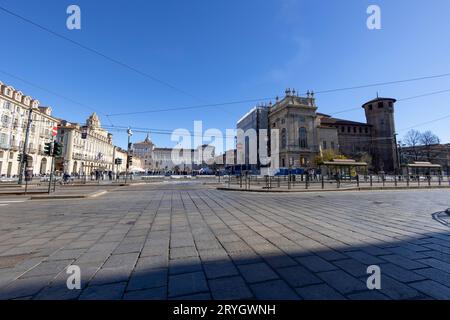 TORINO (TURIN), ITALIE, 25 MARS 2023 - vue de la place Castello avec le Palais Royal et le palais Madama sur le fond à turin, Italie. Banque D'Images