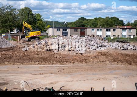 Les bulldozers démolisent les magasins et les appartements de Glenwood à Glenrothes pour faire place à de nouveaux développements. Ceux-ci desservaient la circonscription de Macédoine. Fife, Écosse. Banque D'Images