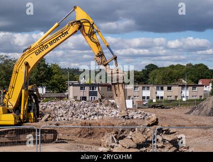 Les bulldozers démolisent les magasins et les appartements de Glenwood à Glenrothes pour faire place à de nouveaux développements. Ceux-ci desservaient la circonscription de Macédoine. Fife, Écosse. Banque D'Images