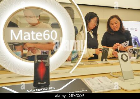 YANTAI, CHINE - 28 SEPTEMBRE 2023 - les clients découvrent les téléphones mobiles Mate60 dans un magasin Huawei à Yantai, dans la province du Shandong de l'est de la Chine, le 28 septembre Banque D'Images