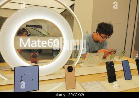 YANTAI, CHINE - 28 SEPTEMBRE 2023 - les clients découvrent les téléphones mobiles Mate60 dans un magasin Huawei à Yantai, dans la province du Shandong de l'est de la Chine, le 28 septembre Banque D'Images