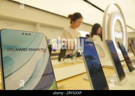 YANTAI, CHINE - 28 SEPTEMBRE 2023 - les clients découvrent les téléphones mobiles Mate60 dans un magasin Huawei à Yantai, dans la province du Shandong de l'est de la Chine, le 28 septembre Banque D'Images
