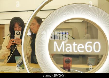 YANTAI, CHINE - 28 SEPTEMBRE 2023 - les clients découvrent les téléphones mobiles Mate60 dans un magasin Huawei à Yantai, dans la province du Shandong de l'est de la Chine, le 28 septembre Banque D'Images