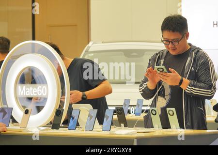 YANTAI, CHINE - 28 SEPTEMBRE 2023 - les clients découvrent les téléphones mobiles Mate60 dans un magasin Huawei à Yantai, dans la province du Shandong de l'est de la Chine, le 28 septembre Banque D'Images