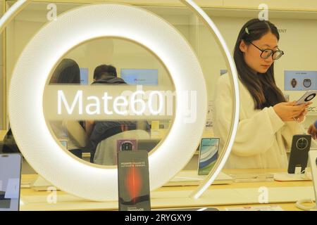 YANTAI, CHINE - 28 SEPTEMBRE 2023 - les clients découvrent les téléphones mobiles Mate60 dans un magasin Huawei à Yantai, dans la province du Shandong de l'est de la Chine, le 28 septembre Banque D'Images