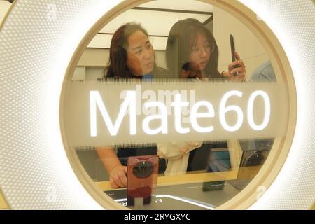 YANTAI, CHINE - 28 SEPTEMBRE 2023 - les clients découvrent les téléphones mobiles Mate60 dans un magasin Huawei à Yantai, dans la province du Shandong de l'est de la Chine, le 28 septembre Banque D'Images
