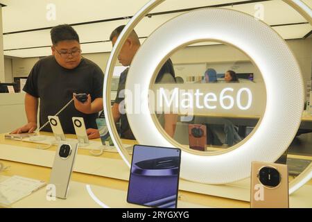 YANTAI, CHINE - 28 SEPTEMBRE 2023 - les clients découvrent les téléphones mobiles Mate60 dans un magasin Huawei à Yantai, dans la province du Shandong de l'est de la Chine, le 28 septembre Banque D'Images