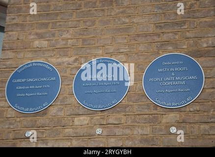 Unité contre le racisme ; - plaques commémorant deux morts : l'une dans une manifestation contre le racisme, et l'autre dans une attaque raciste, Southall, Banque D'Images