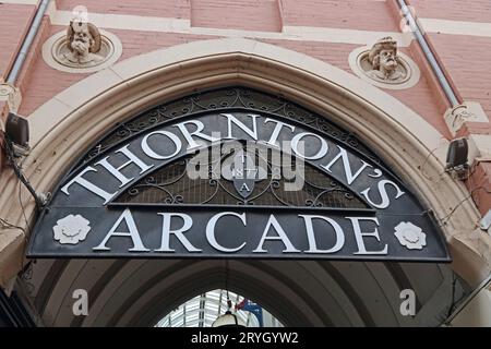 Signez l'entrée de Thornton's Arcade, Leeds Banque D'Images