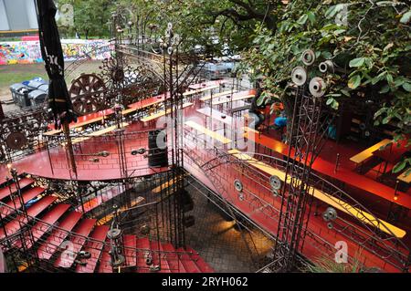 Terrasse et espace extérieur d'un autre club de steampunk à Prague, République tchèque Banque D'Images