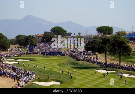 Rory McIlroy, de l'équipe Europe, joue son deuxième coup le 1e jour lors de son match en simple lors de la troisième journée de la 44e Ryder Cup au Marco Simone Golf and Country Club, Rome, Italie. Date de la photo : dimanche 1 octobre 2023. Banque D'Images