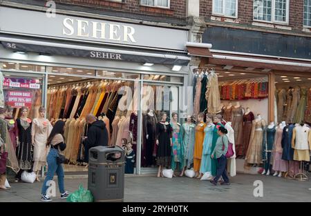 Bridal Shops, The Broadway, Southall, Londres, Royaume-Uni. Connue comme la capitale indienne de la tenue de mariage du Royaume-Uni, Banque D'Images