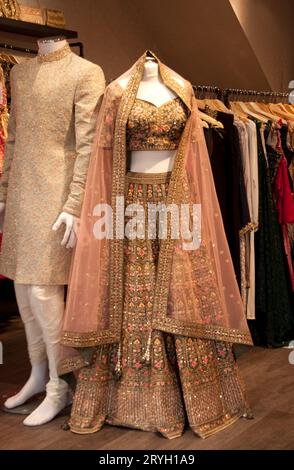 Bridal Shops, The Broadway, Southall, Londres, Royaume-Uni. Connue comme la capitale indienne de la tenue de mariage du Royaume-Uni, Banque D'Images