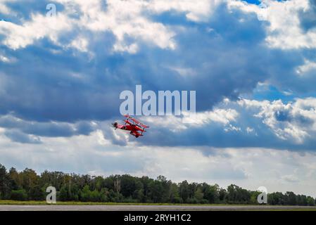 Un triplan pour le spectacle aérien dans un ancien aérodrome Banque D'Images