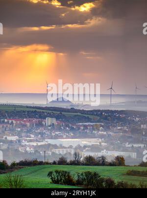 Une vue de la ville de Sangerhausen dans le brouillard Banque D'Images