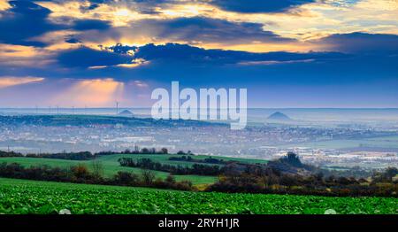 Une vue de la ville de Sangerhausen dans le brouillard Banque D'Images