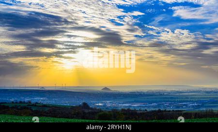 Une vue de la ville de Sangerhausen dans le brouillard Banque D'Images