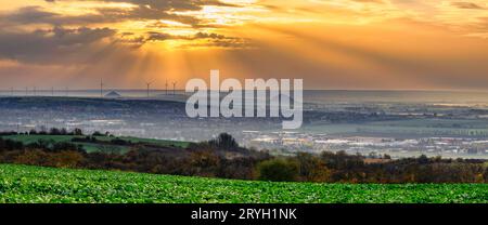 Une vue de la ville de Sangerhausen dans le brouillard Banque D'Images