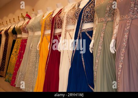 Bridal Shops, The Broadway, Southall, Londres, Royaume-Uni. Connue comme la capitale indienne de la tenue de mariage du Royaume-Uni, Banque D'Images