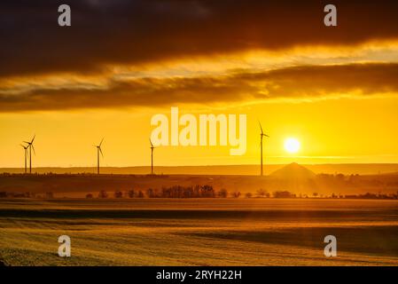 Lever de soleil avec vue sur les éoliennes et les décharges minières dans le sud des montagnes du Harz Banque D'Images